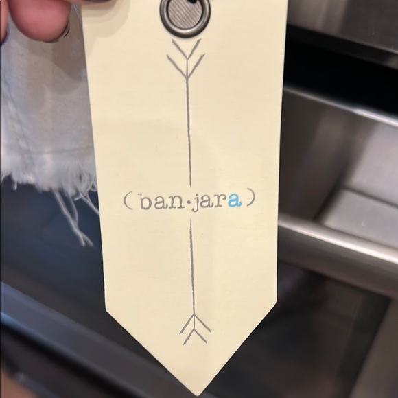 Chic White Crop‎ Top with Modern Flair - Picture 3 of 6